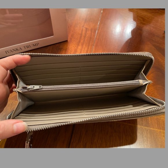 NWOT Ivanka Trump Gray Snake Wallet - Picture 4 of 5